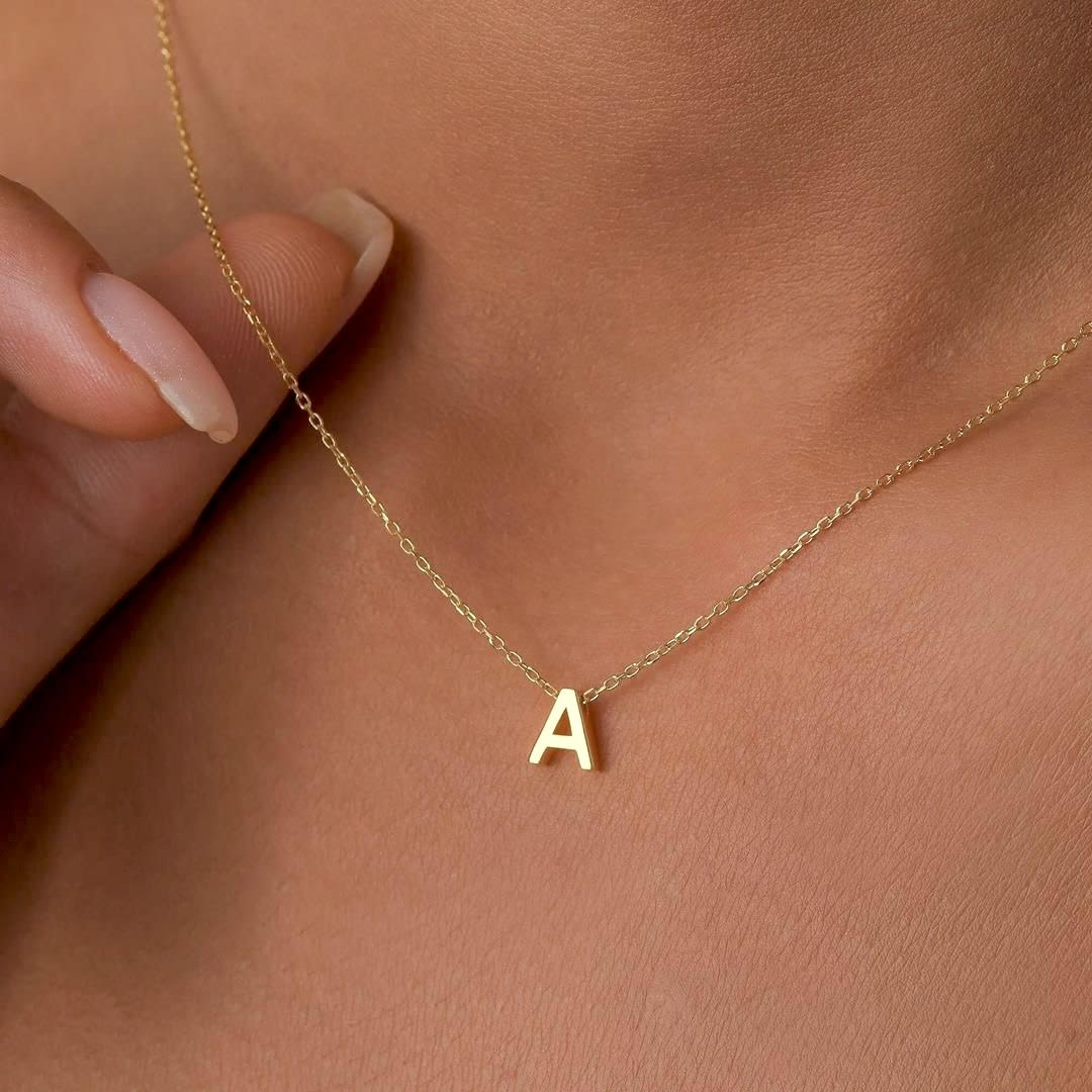 Collar Inicial en Acero Dorado