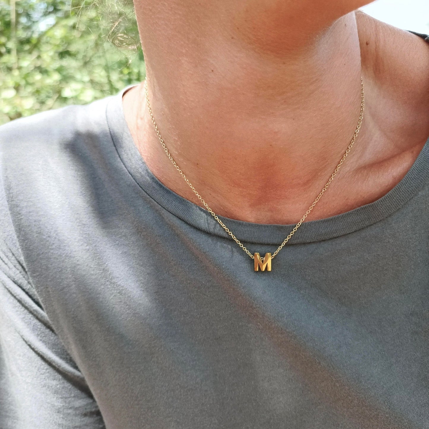 Collar Inicial en Acero Dorado