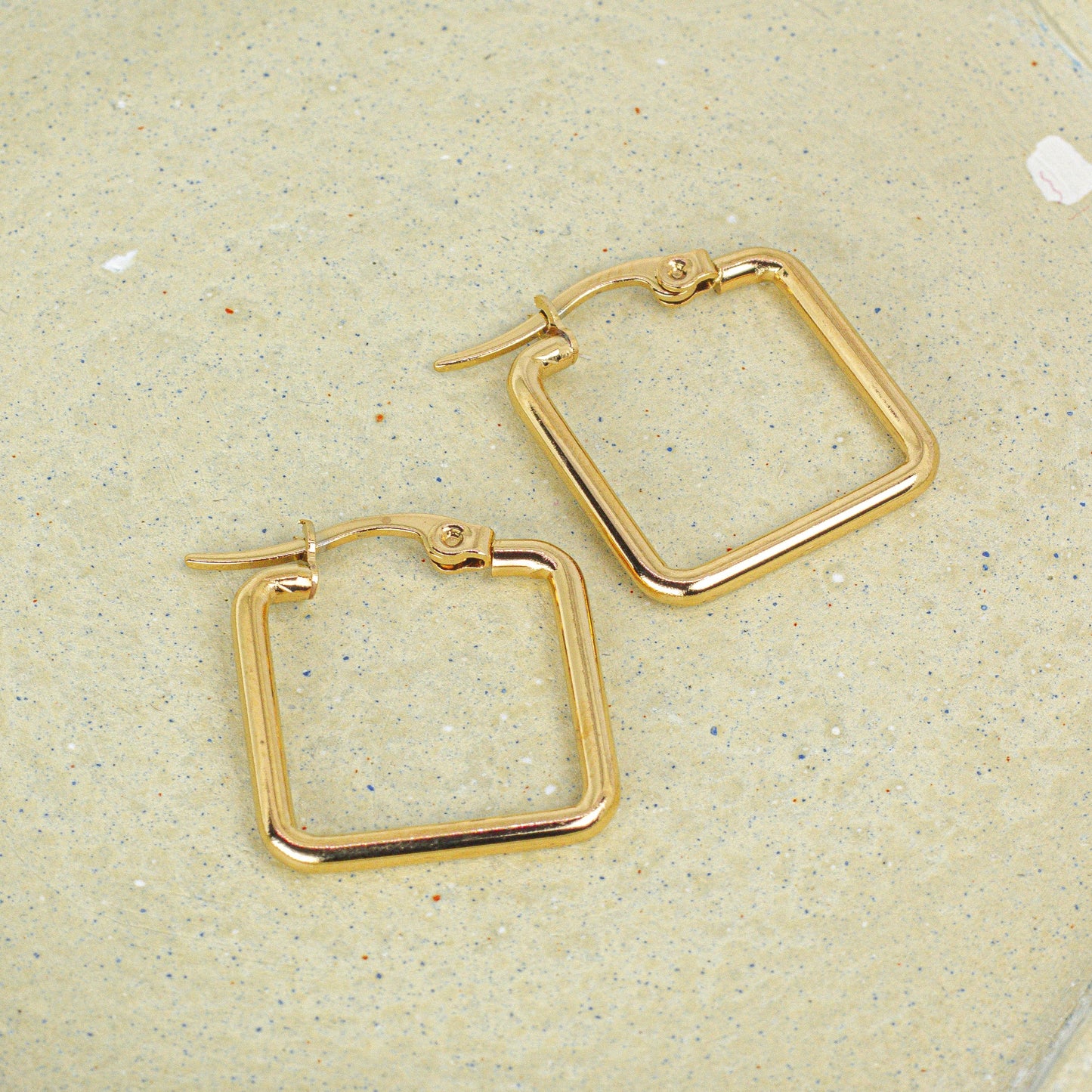 Argollas Cuadradas Semi Medianas en Acero Dorado