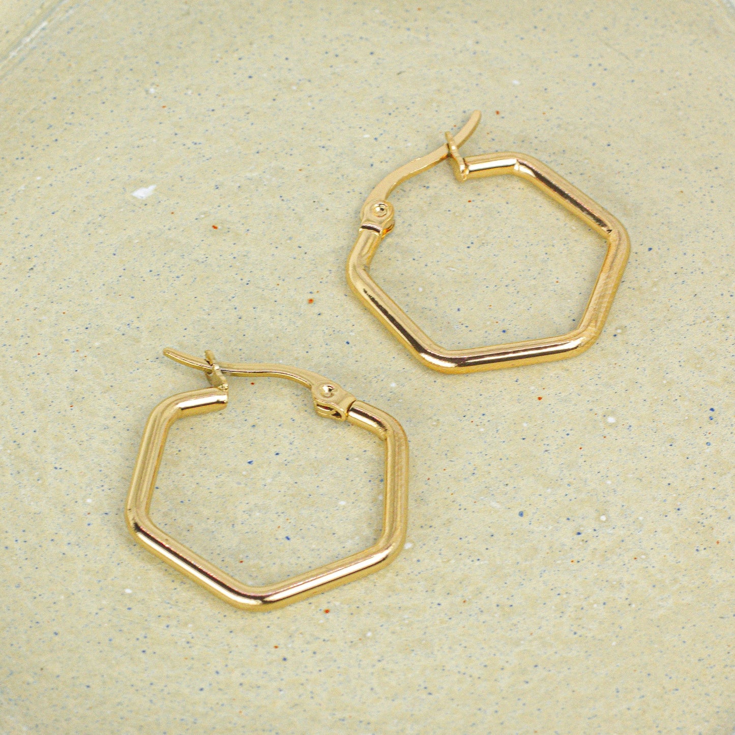 Argollas Hexagonales Semi Medianas en Acero Dorado