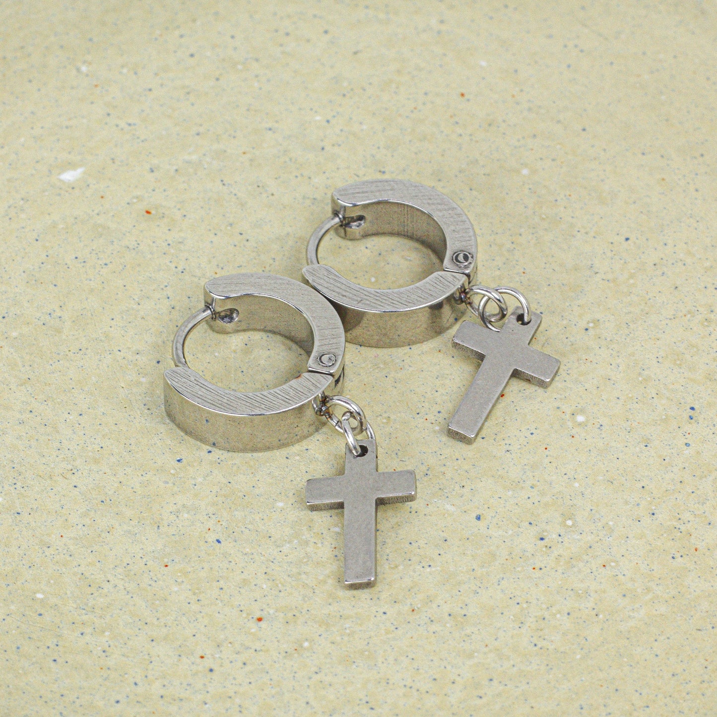 Argollas Hindú Cruz Plateada en Acero