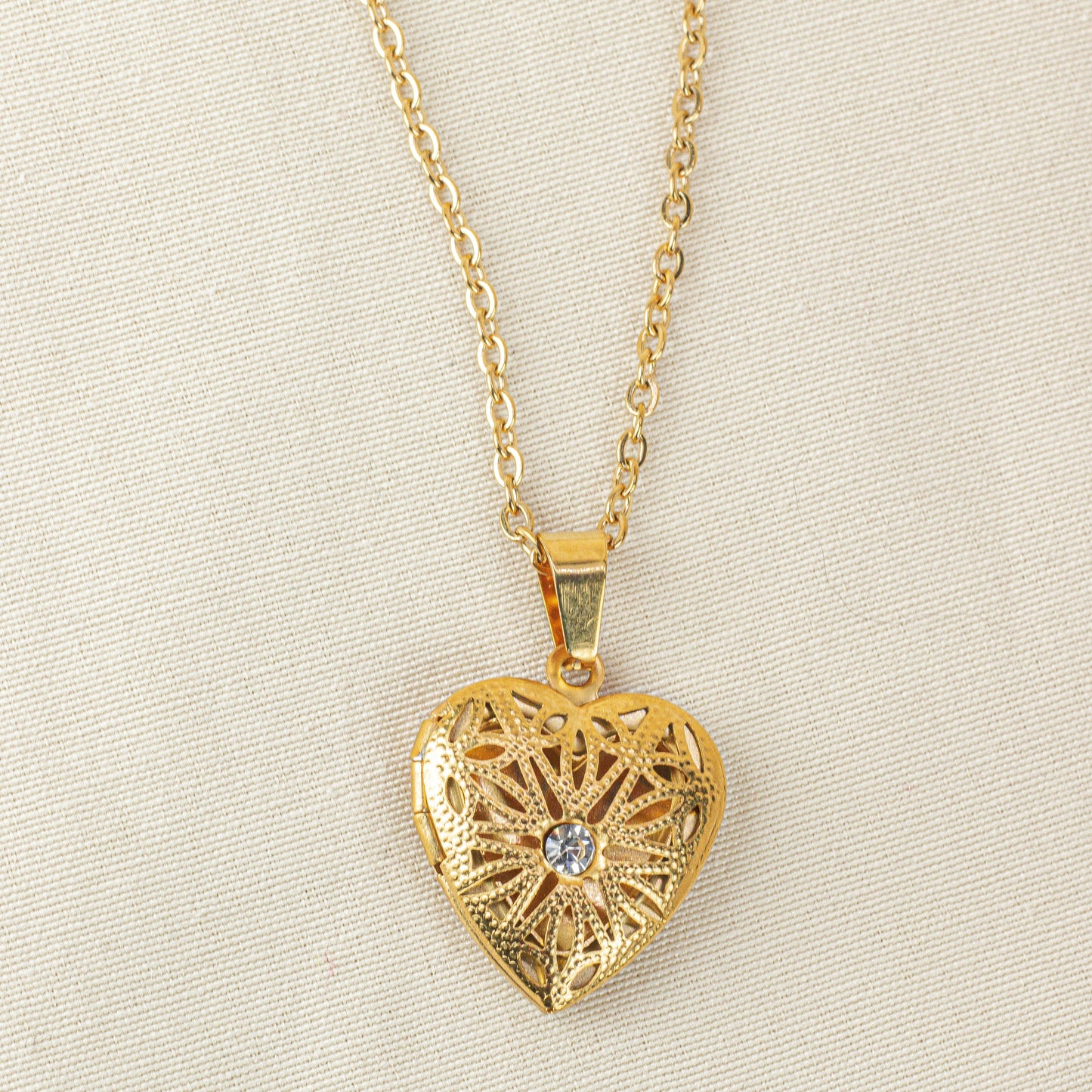 Collar Relicario Corazón en Acero Dorado