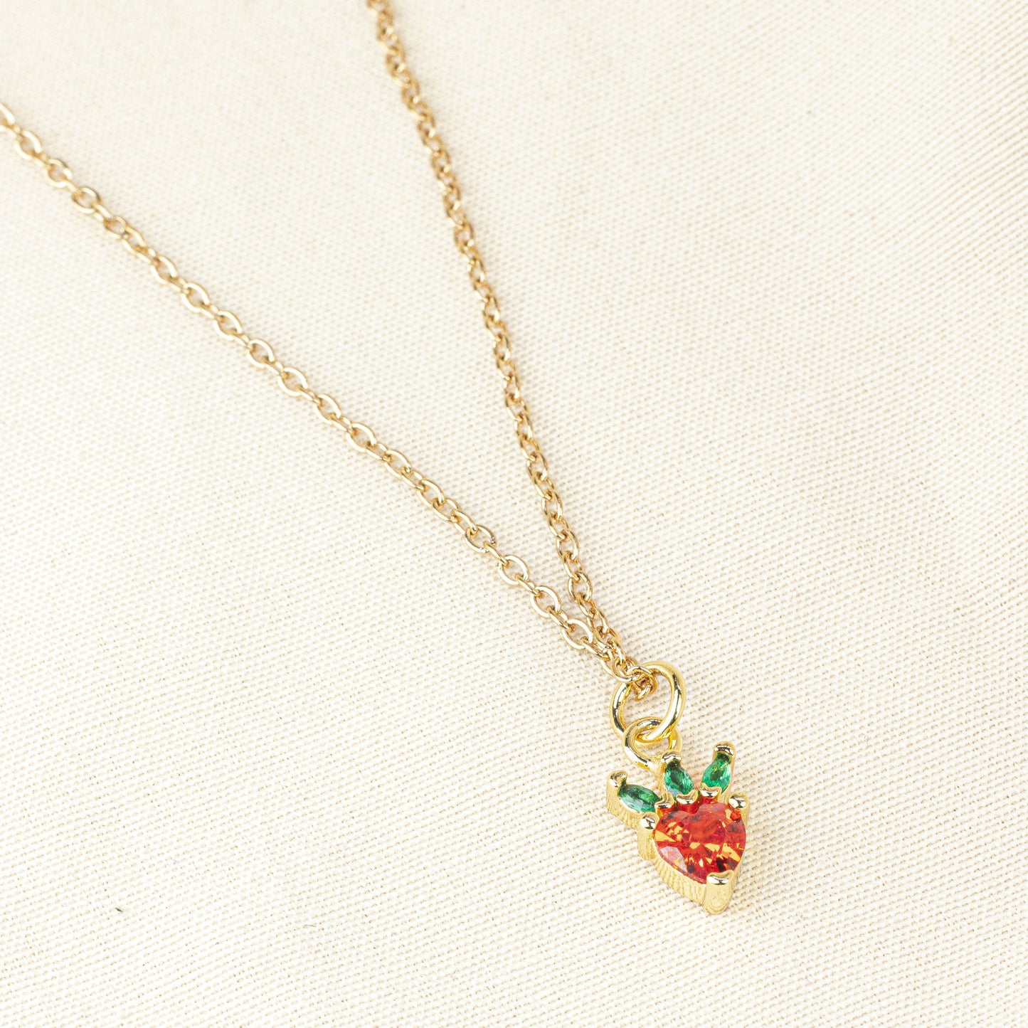 Collar Bling Frutilla en Acero Dorado
