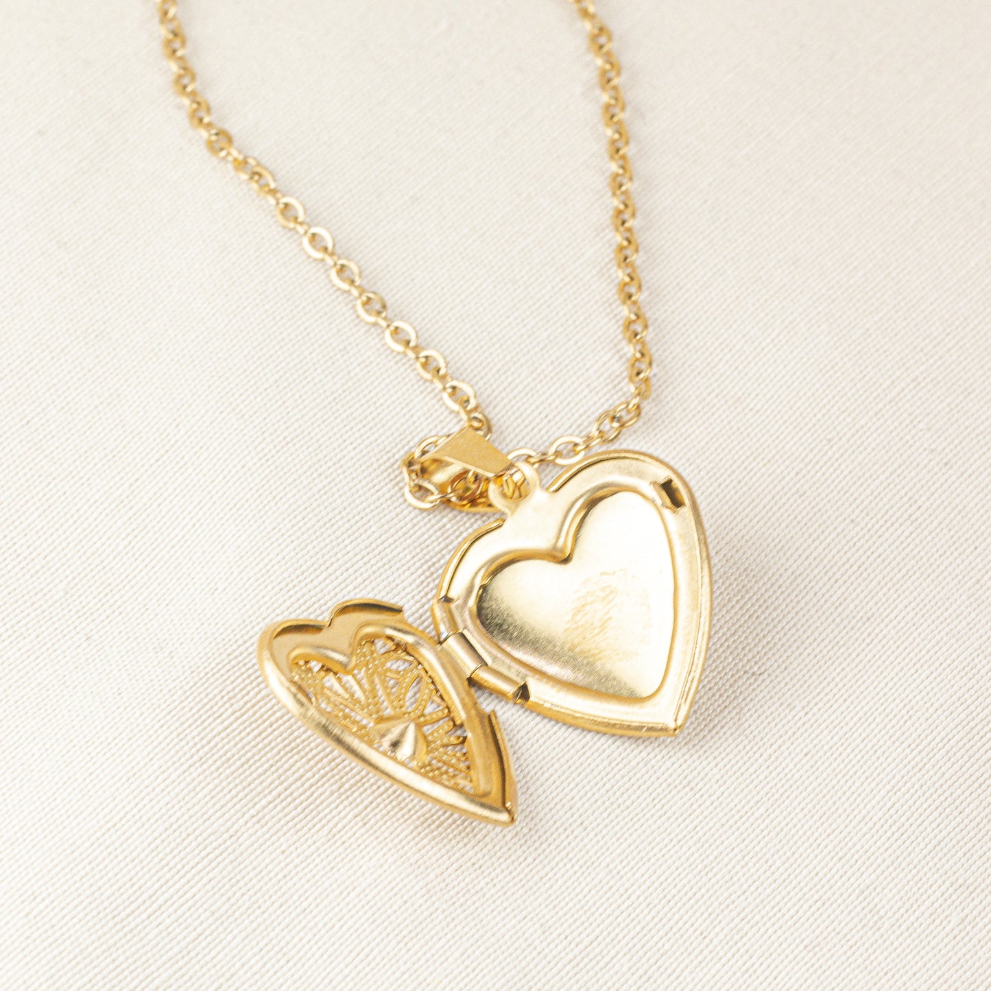 Collar Relicario Corazón en Acero Dorado