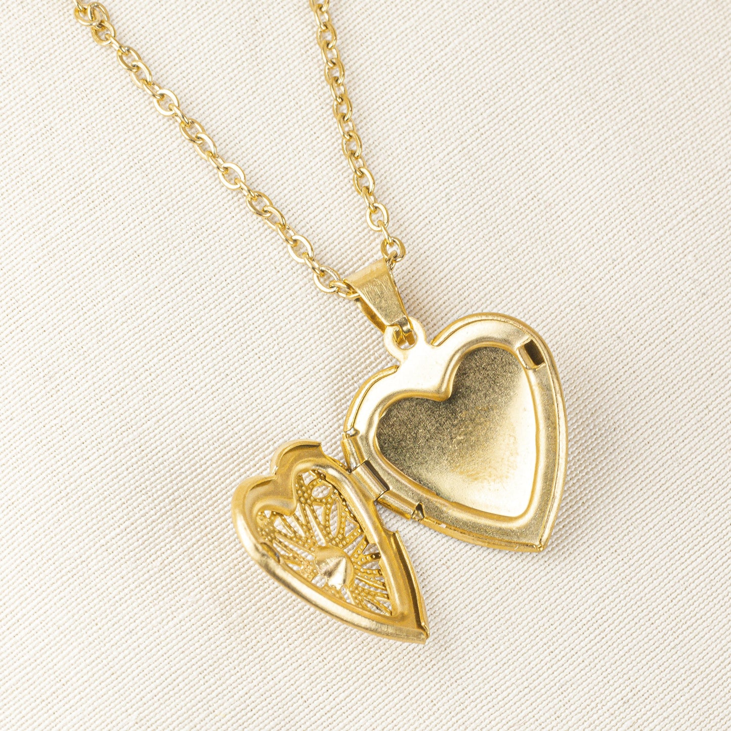 Collar Relicario Corazón en Acero Dorado