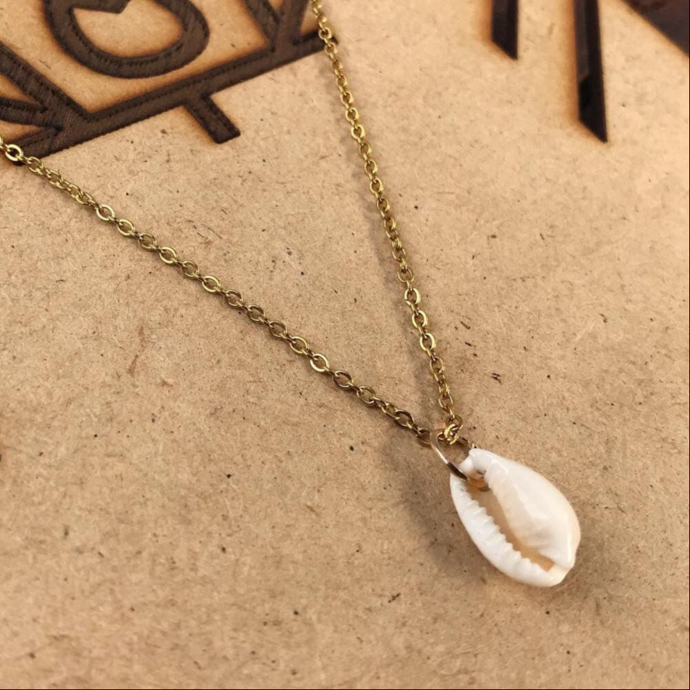 Collar Classic Shell en Acero Dorado
