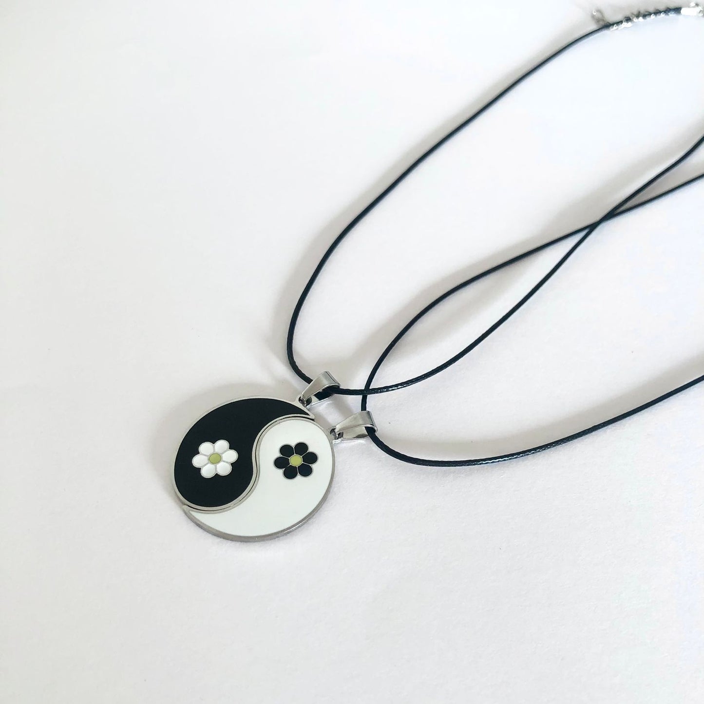 Collares Yin Yang Flower en Acero